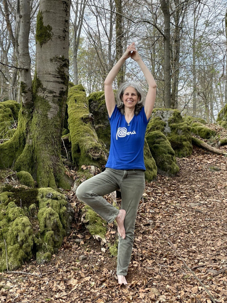 Yoga in der Natur beim Waldbaden