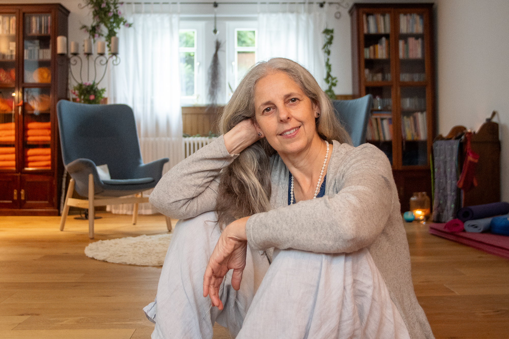 Gunda Ganga sitzt ruhig in einem Raum und blickt in die Kamera