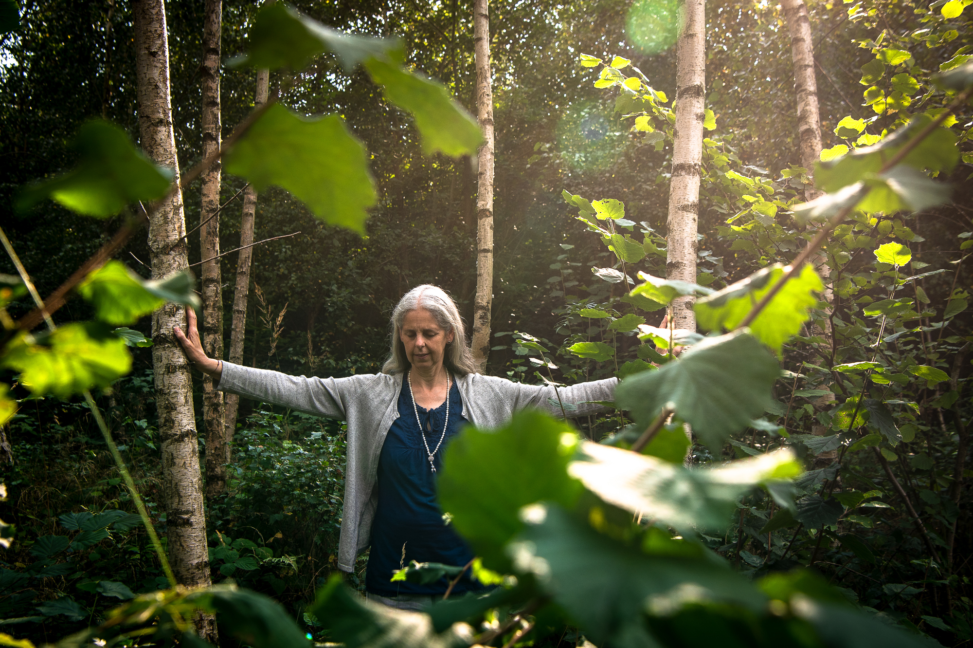 Gunda Ganga steht im Wald und hält einen Raum inmitten der Natur