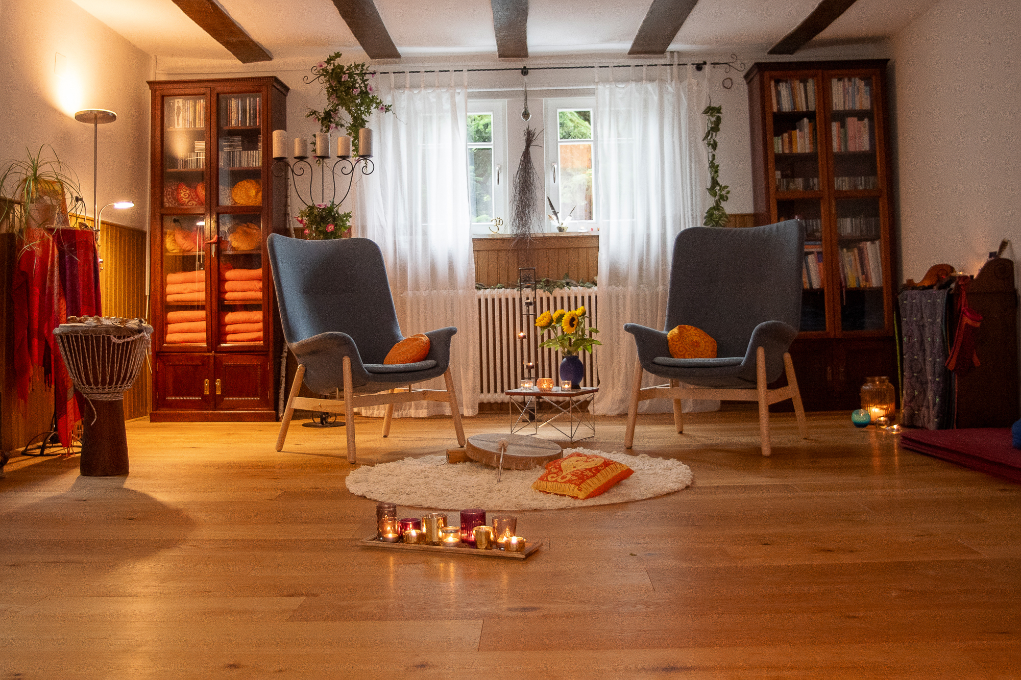 Ein ruhiger Innenraum mit Sesseln als Initiationsraum für Gespräche und Begleitung